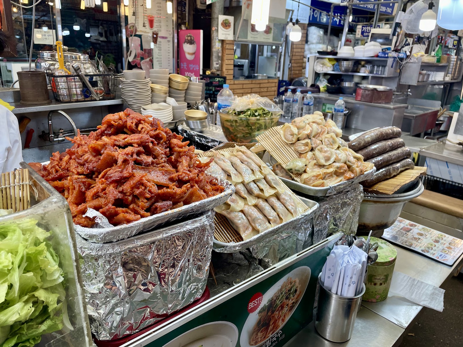 韩国传统市场中丰富的食物文化,包括香辣炸鸡