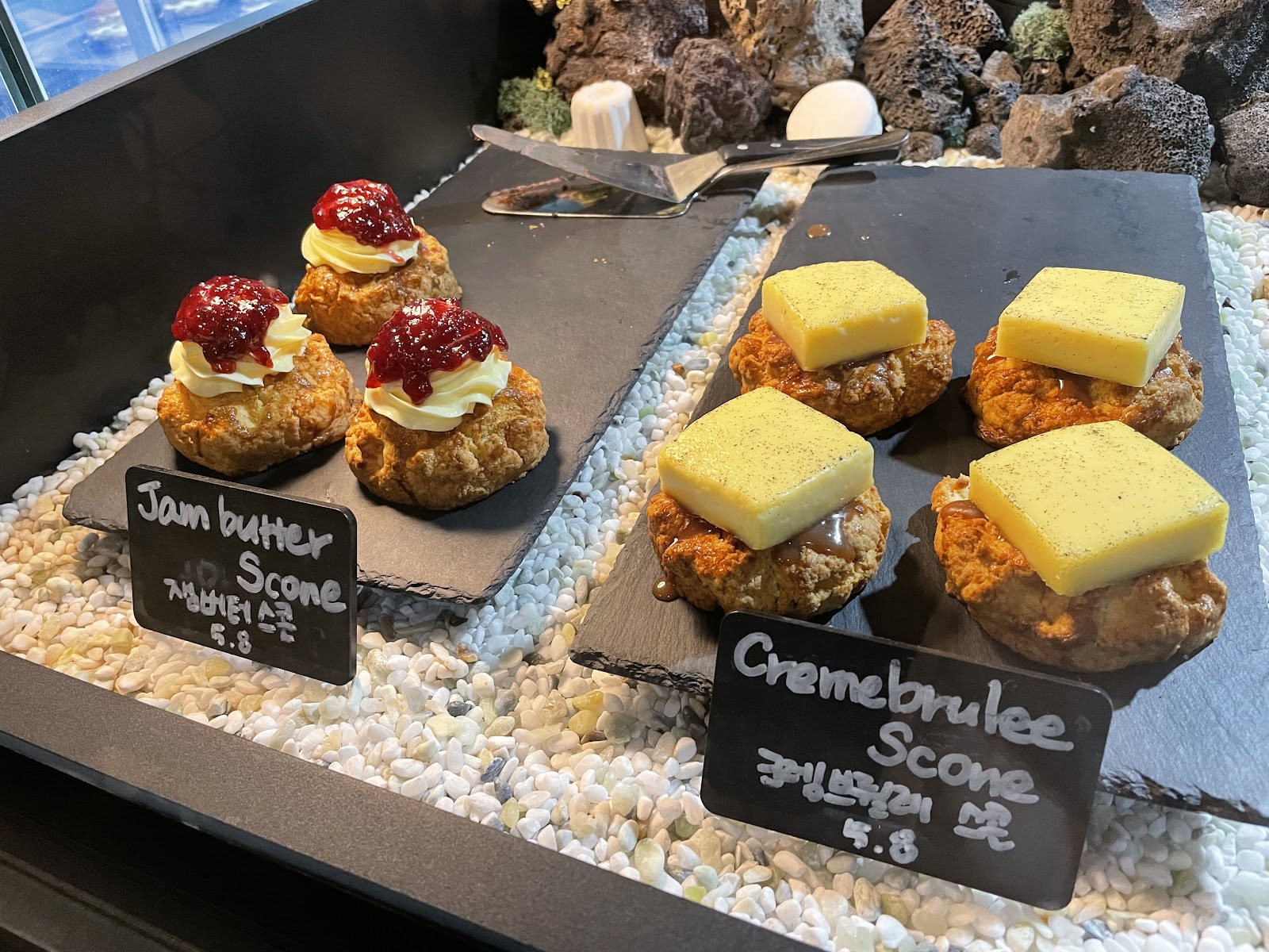 ブラー内部 — 屋上から漢江が見えるカヌレ専門カフェ