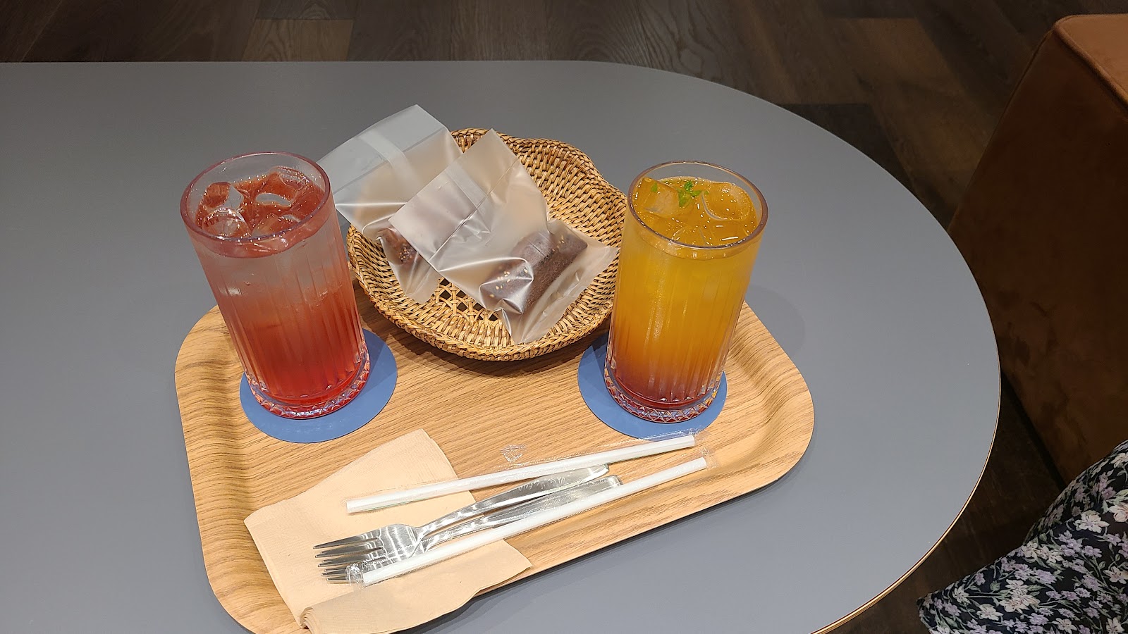 カフェ・コンマ 屋上 — 合井の街並みを見下ろす6階テラス