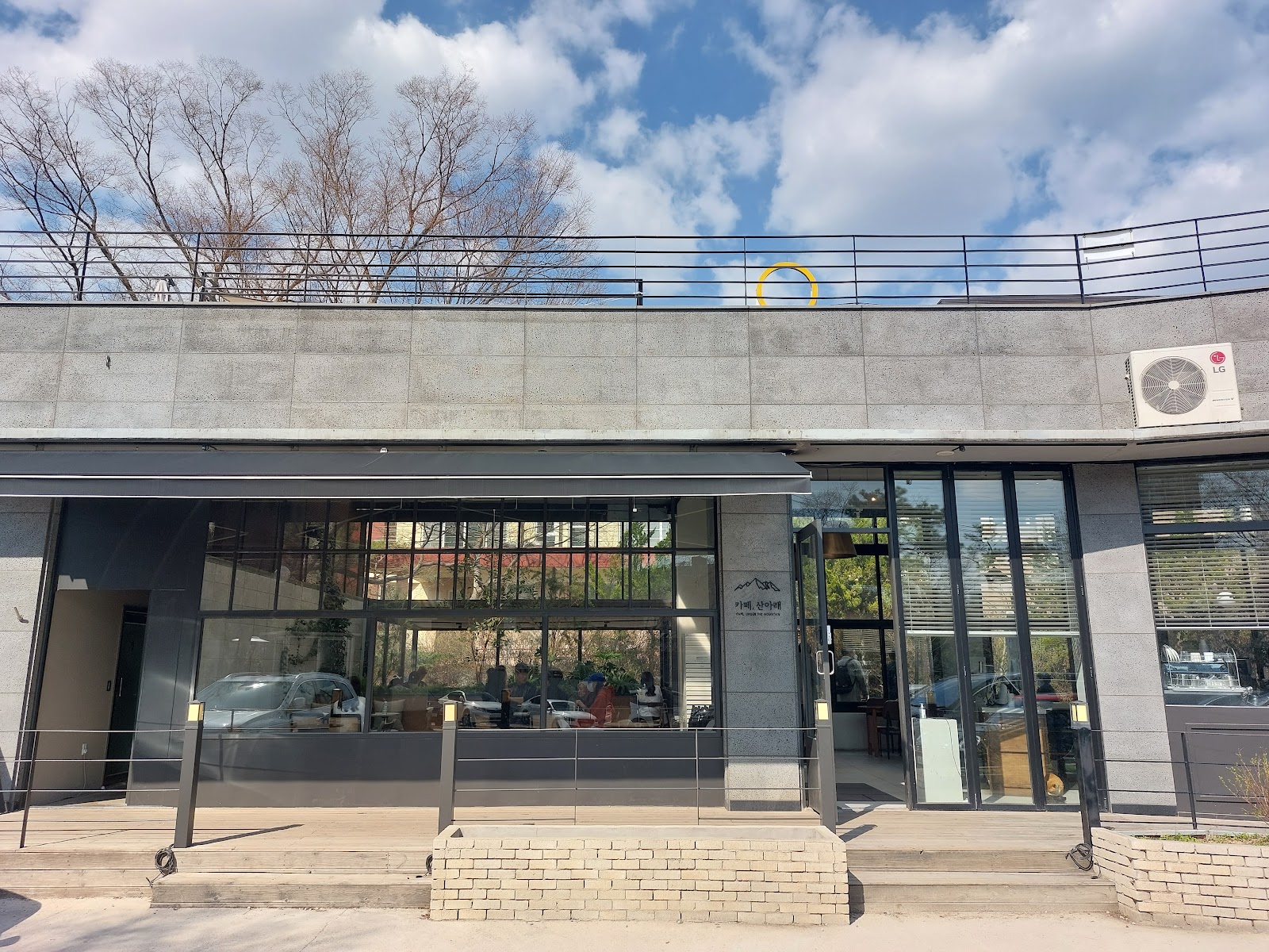 Cafe Sanare — 框住北汉山的全玻璃温室结构