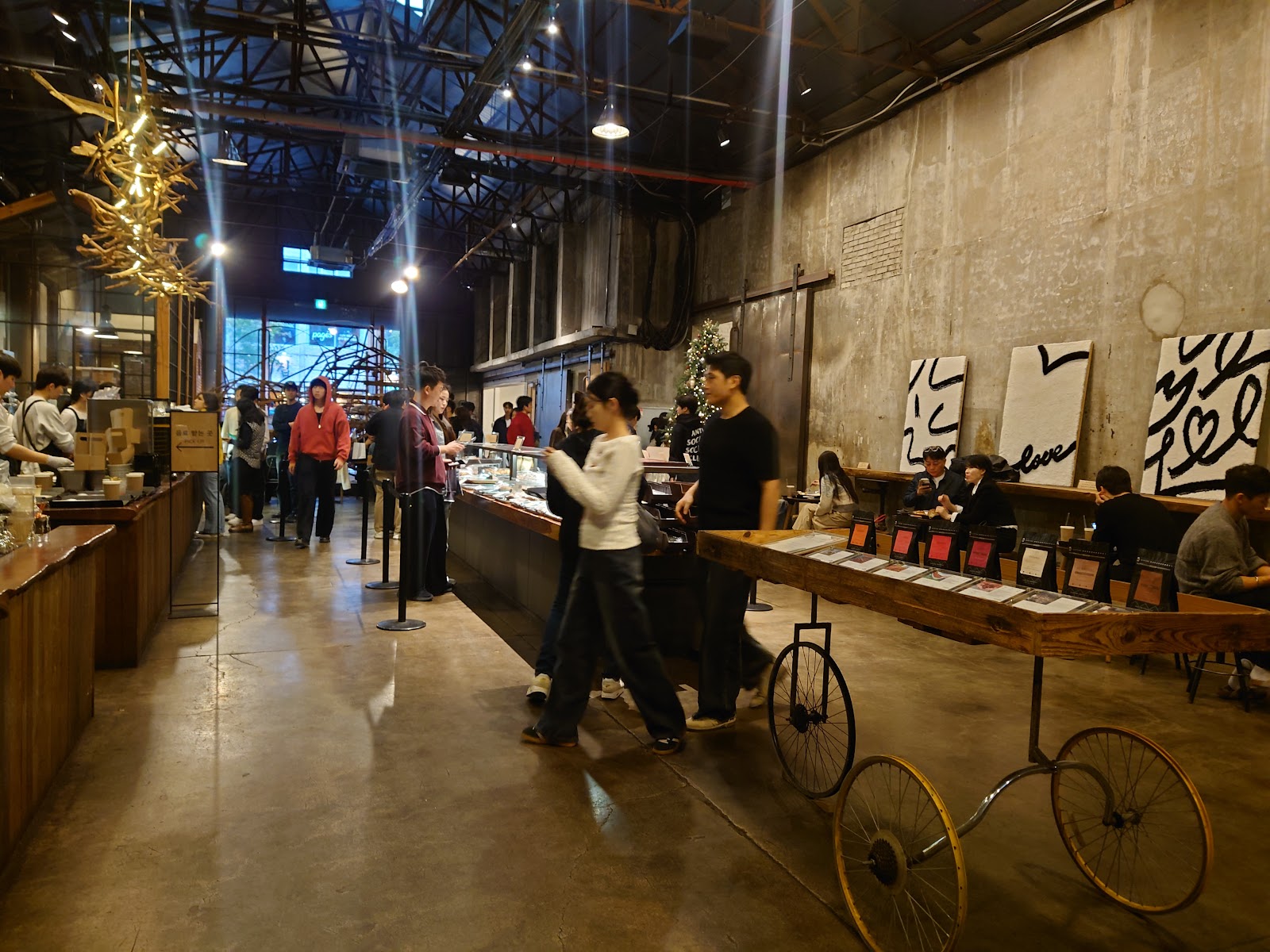 テリム美術館 — 改装された倉庫内部の高い天井と展示壁面