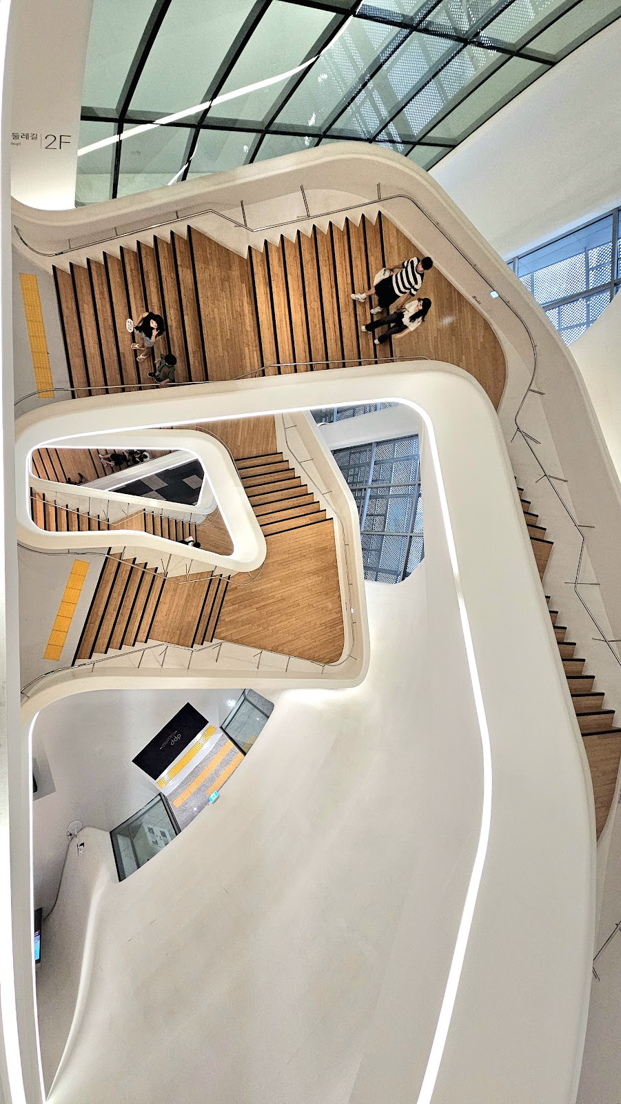 DDPドンデムンデザインプラザ——ザハ・ハディドの有機曲線的内部階段