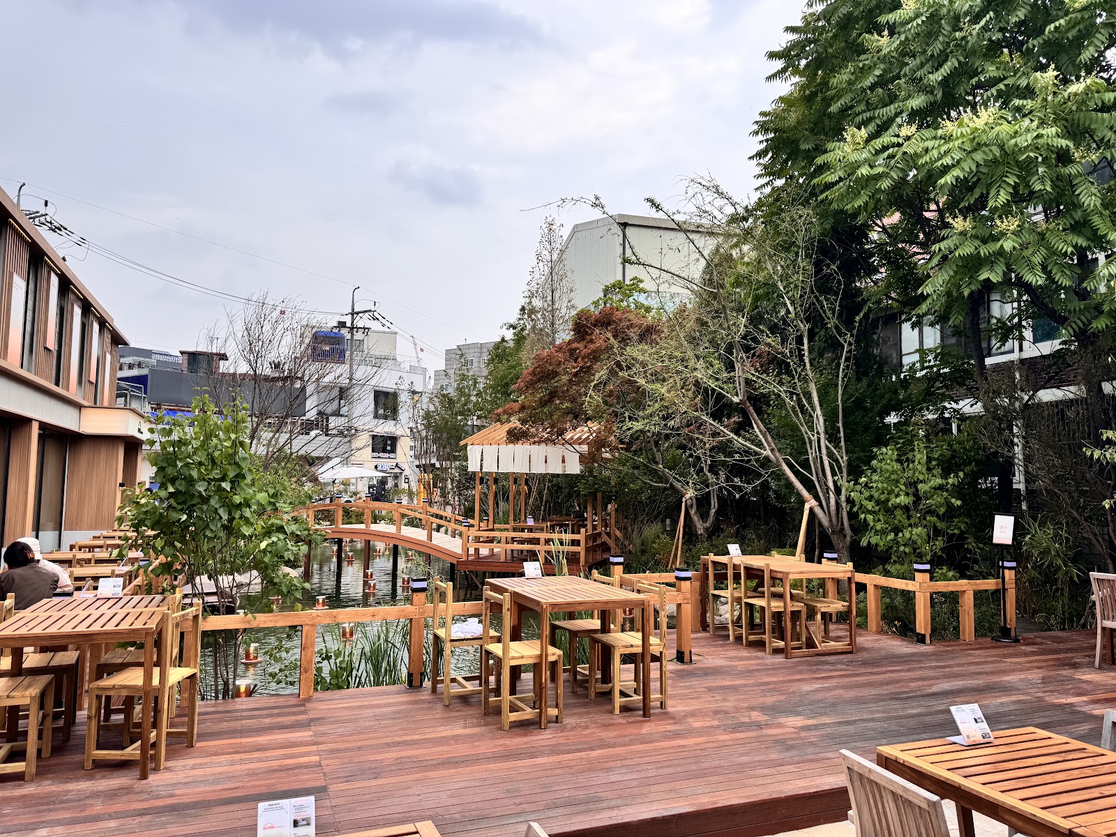 GLOW圣水 — 水上花园与桥梁的户外木平台露台