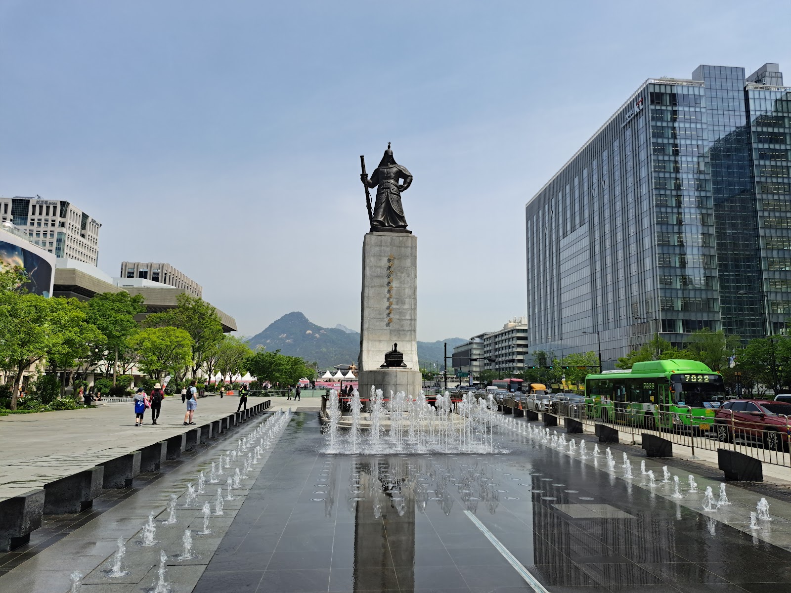 光化门广场上的李舜臣将军铜像与喷泉——K-pop粉丝聚集的首尔标志性公共空间
