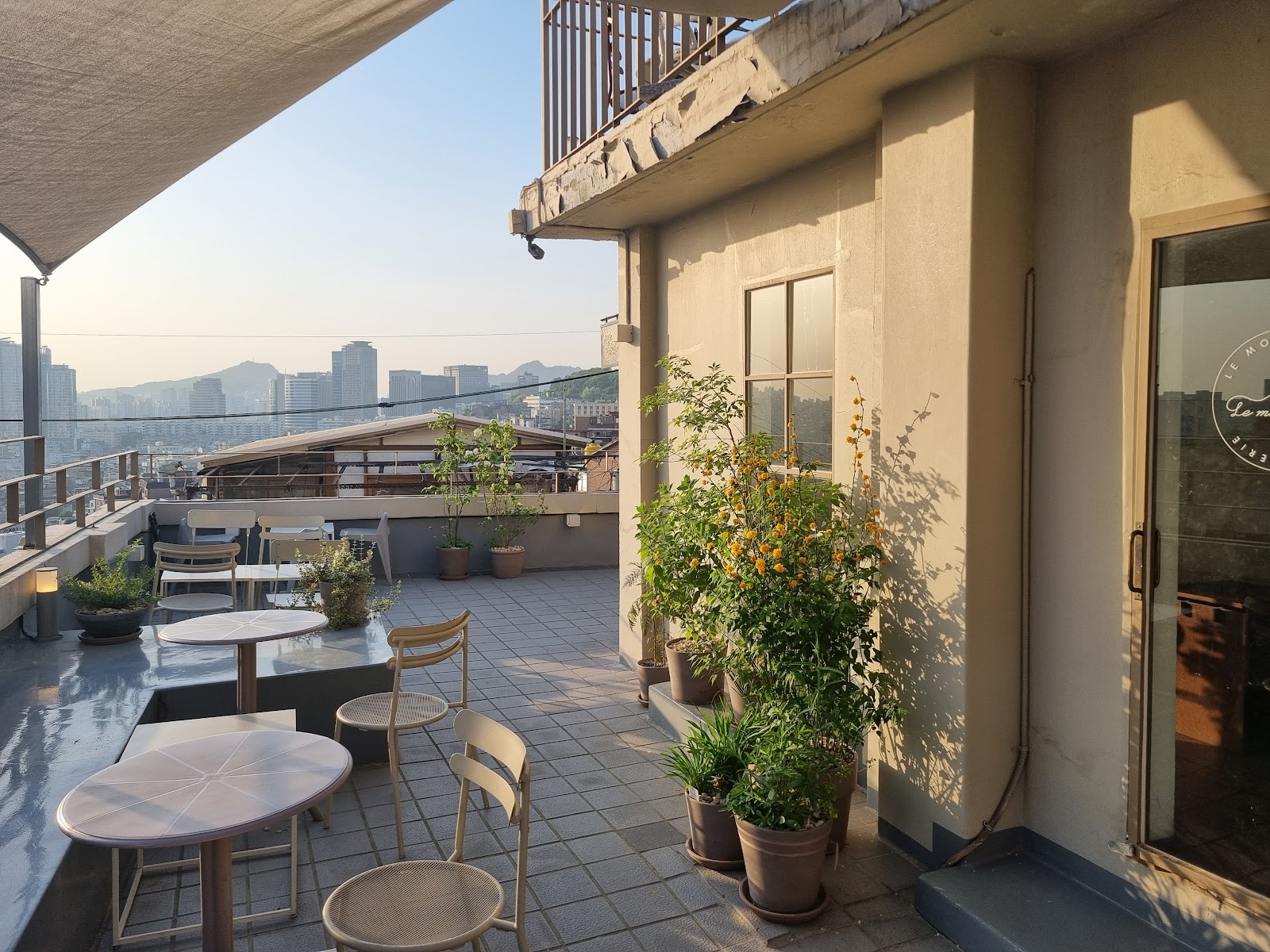 개조된 뜨개질 공장 안, 르몽블랑의 시그니처 실타래 모양 무스 케이크