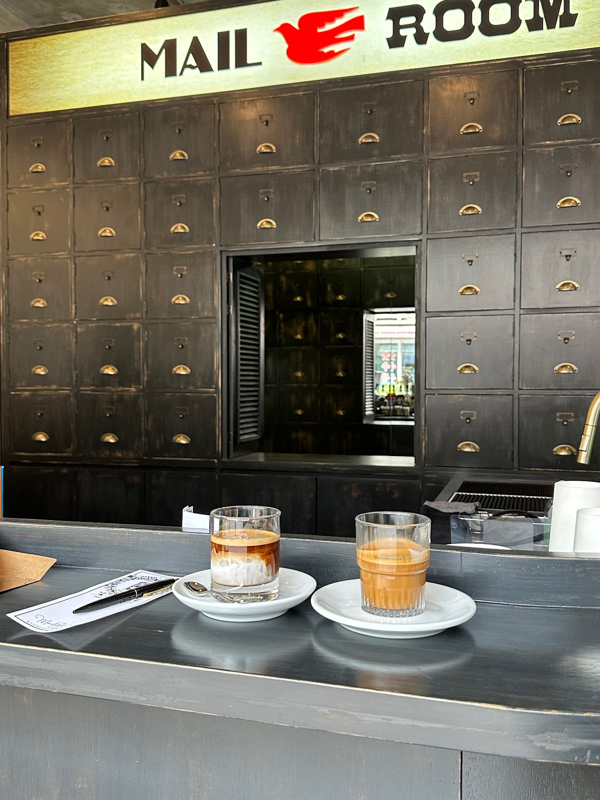 Mailroom Sindangの真鍮ポスト——鍵でコーヒーを取り出します