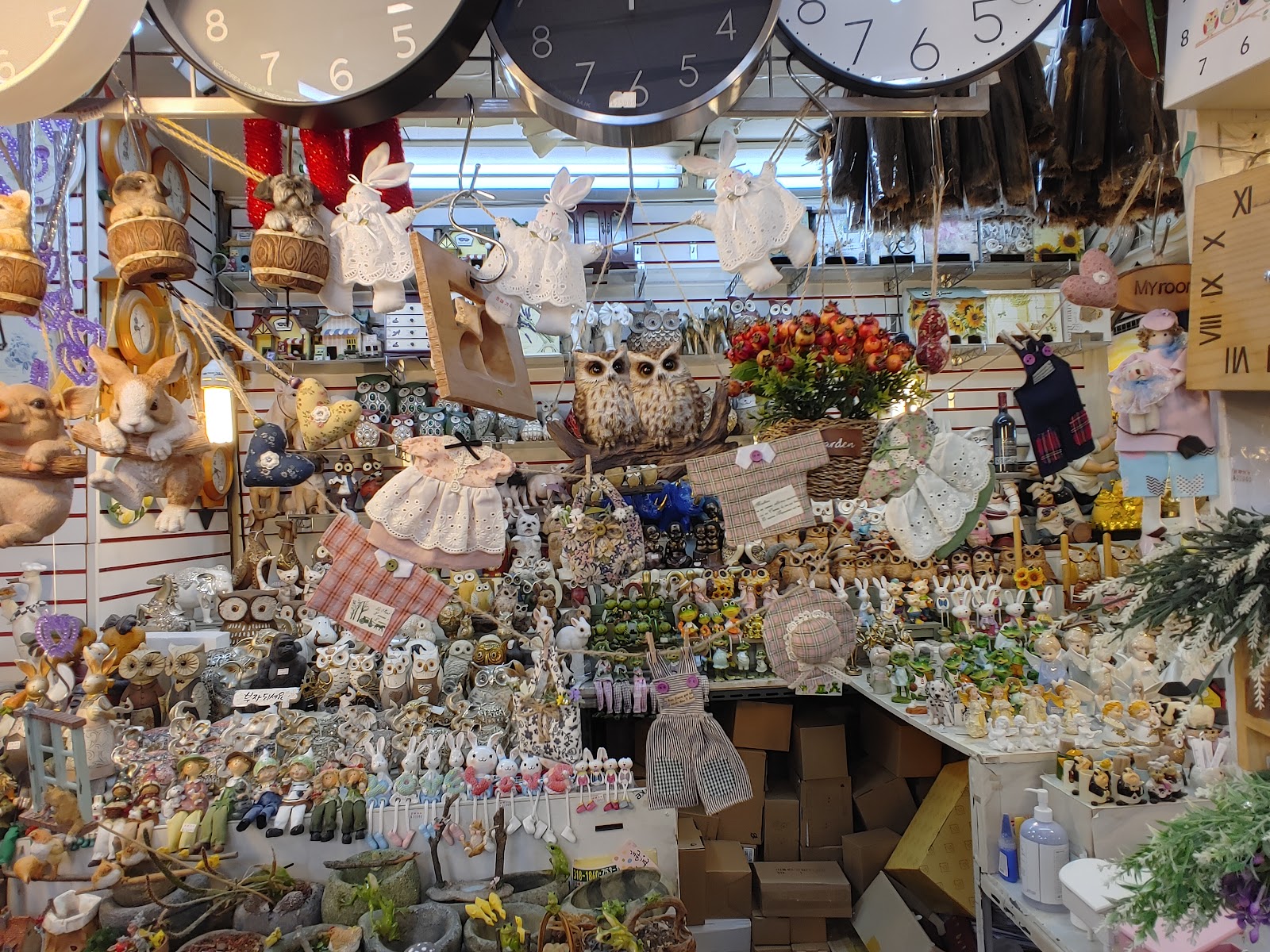 남대문시장의 활기는 서울 전통 시장 문화의 에너지를 오롯이 담고 있다