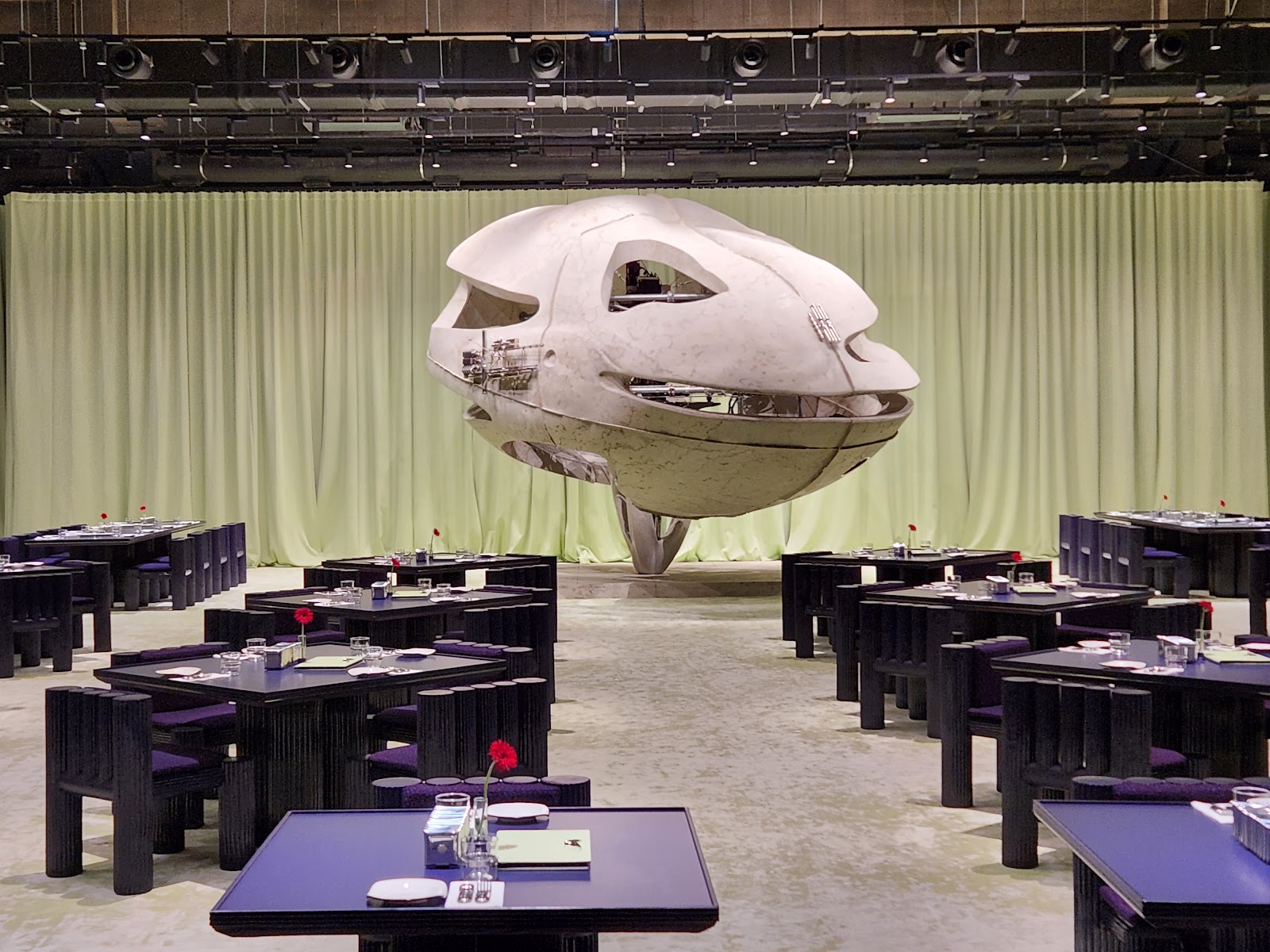 NUDAKE茶室 — 中央巨型卵形装置的戏剧性主厅