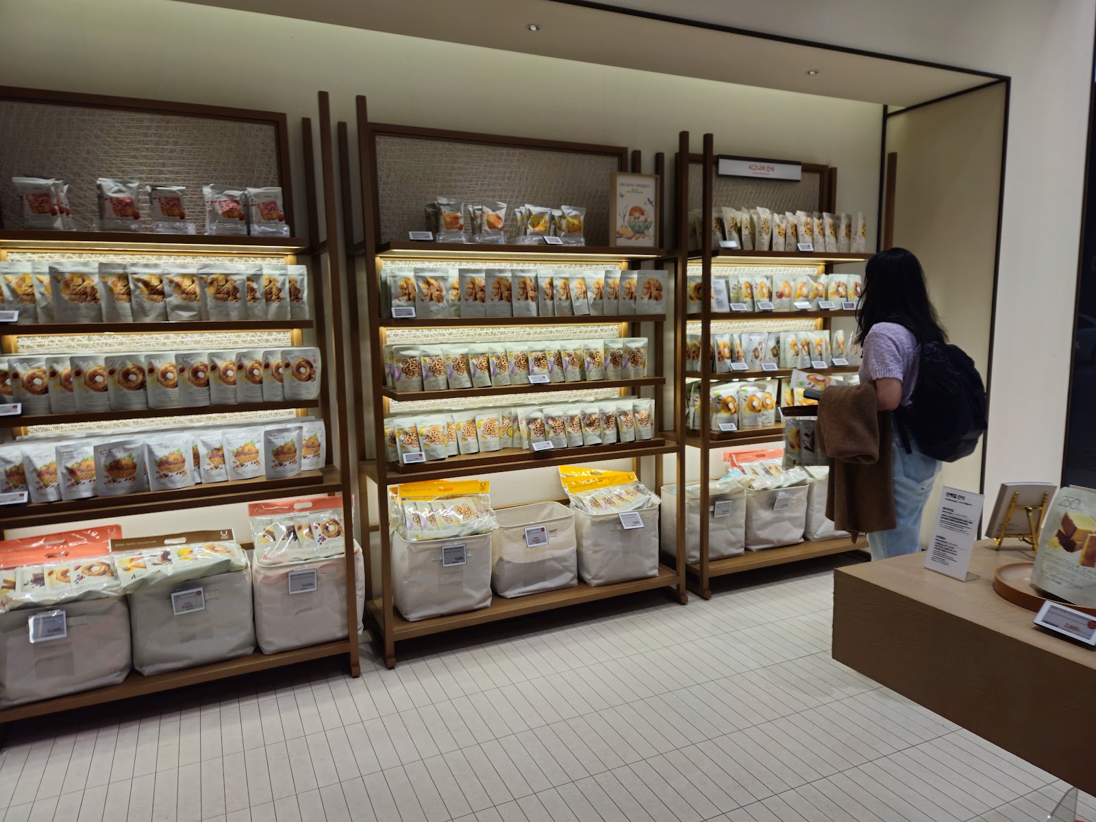 Olive Young内部陈列——韩妆产品与色系导购区