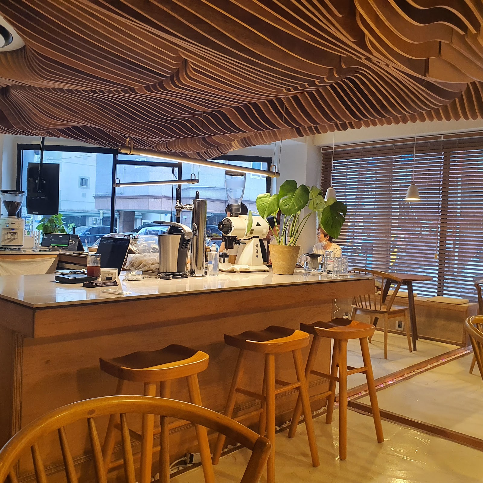 パーセプション カフェ — バリスタ準備スペースを中心に配置した受賞歴のある建築的インテリア