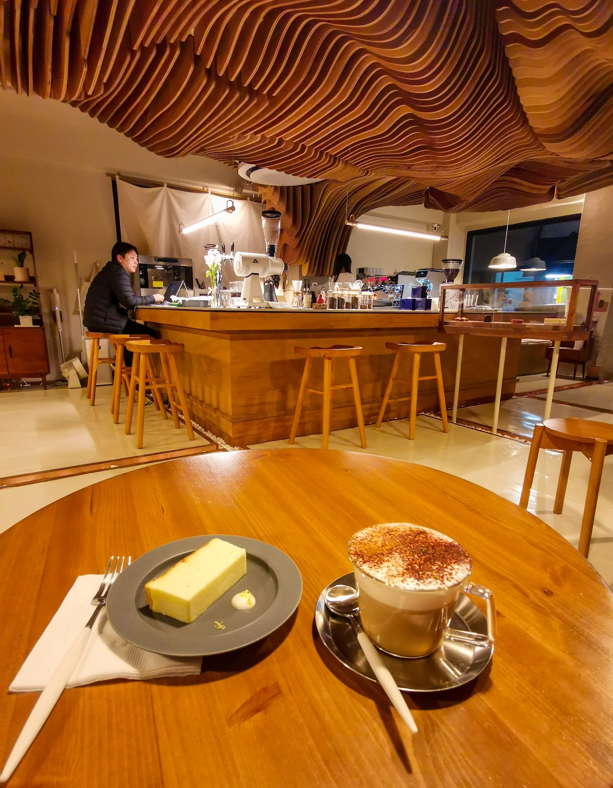 パーセプション カフェ — 空間全体に斑状の可変光を作り出す「シェイディング・ツリー」天井インスタレーション