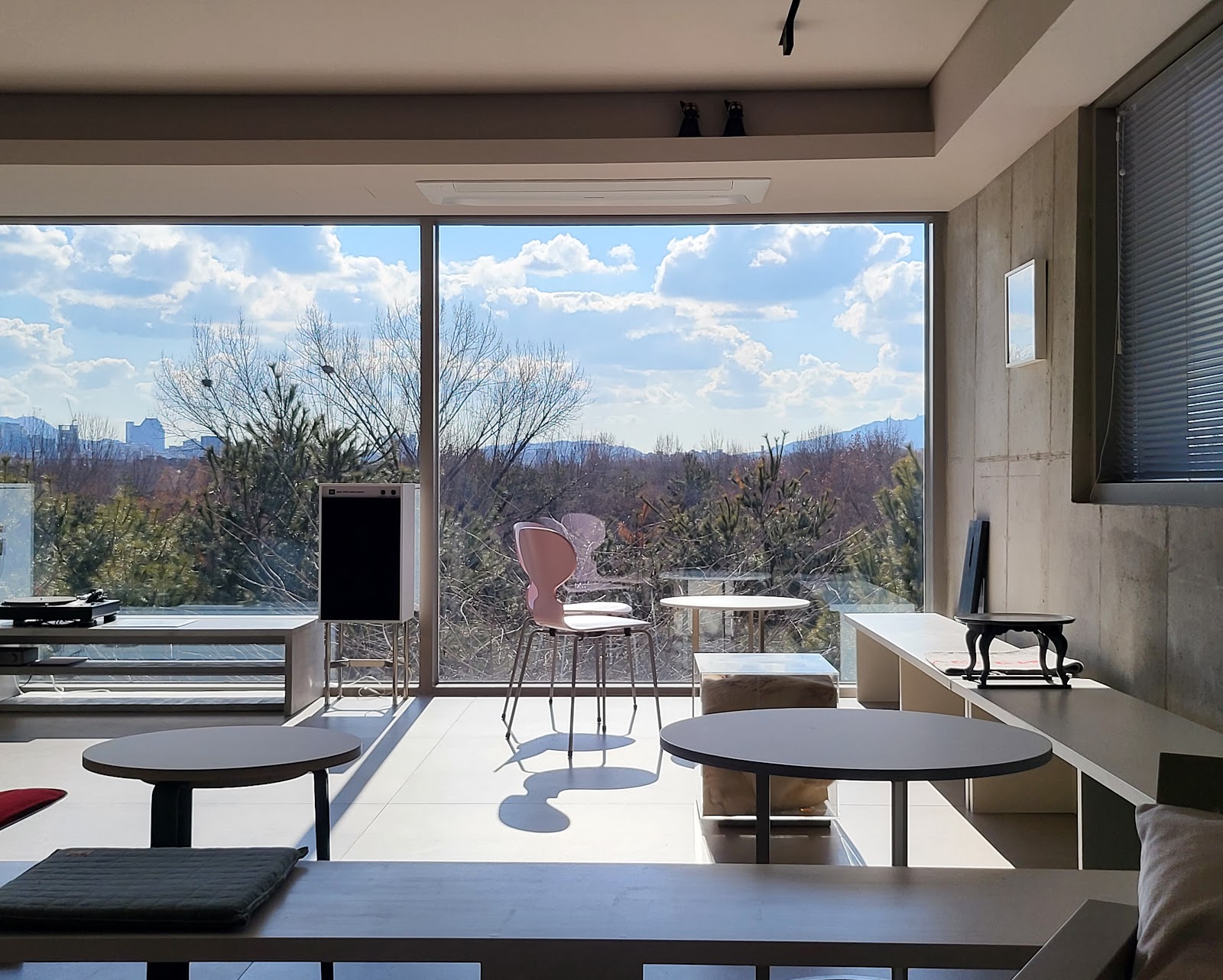 PLAD圣水 — 可看到首尔林的落地玻璃窗与混凝土室内