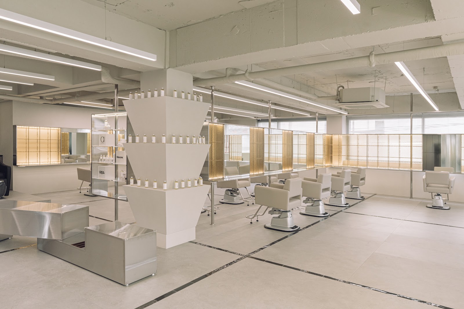 带有专业灯光配置的个人色彩分析工作室