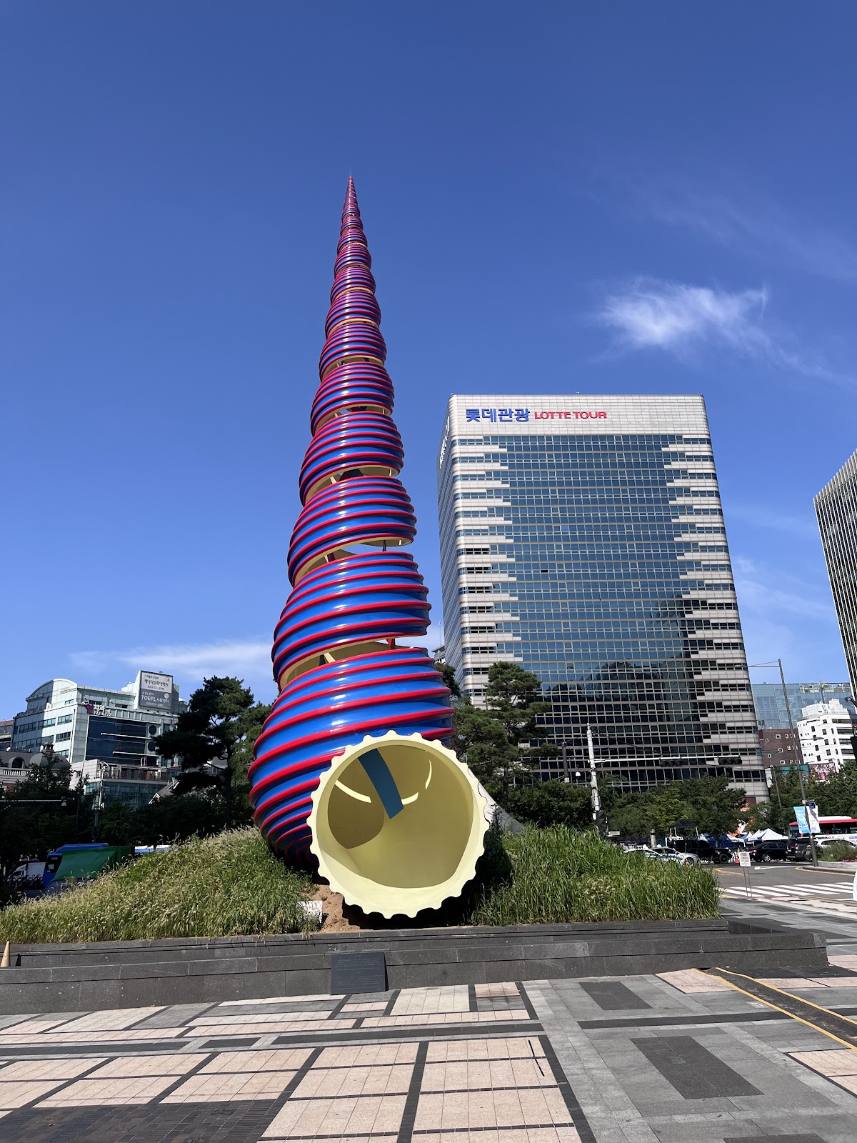 종로 거리에 화려한 연꽃 등이 가득 걸린 연등회 행사 풍경