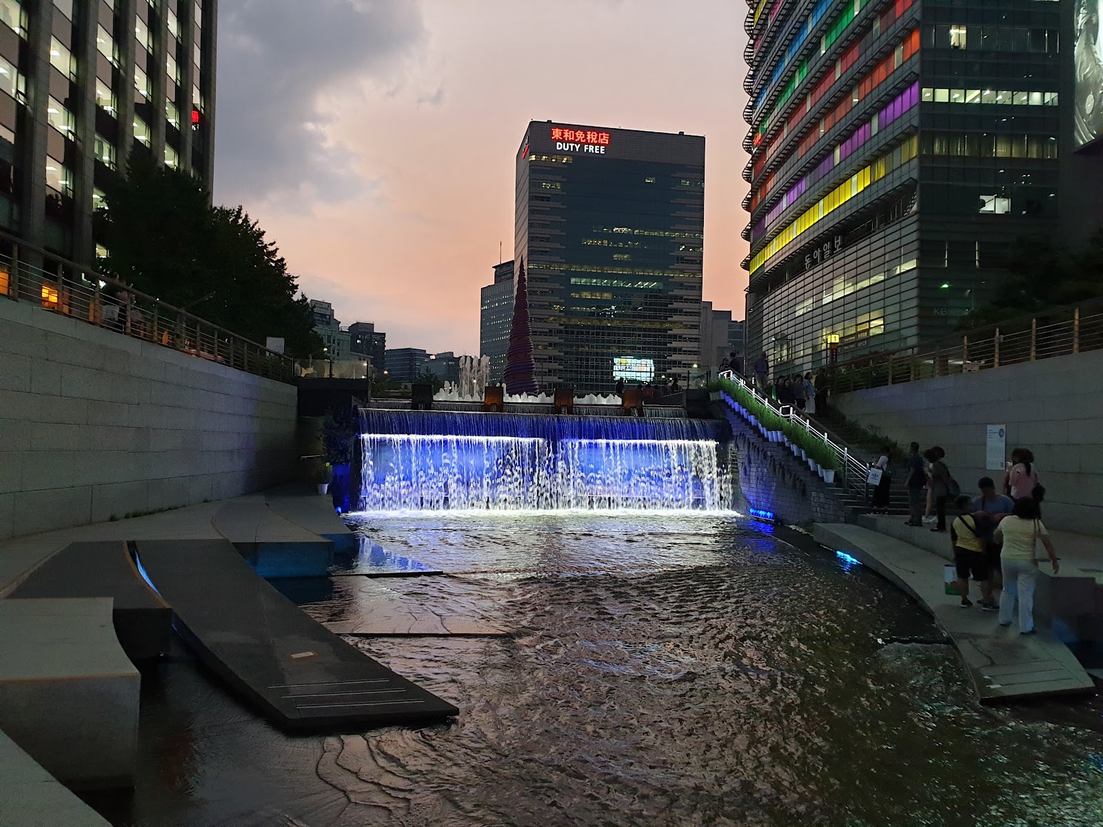 전통 연등 만들기 체험에 참가한 방문객들이 한지로 연꽃 등을 만드는 모습