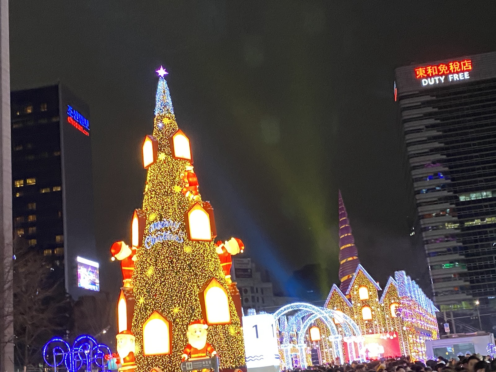 수만 명이 참가한 연등 행렬이 종로 대로를 가득 채운 장관