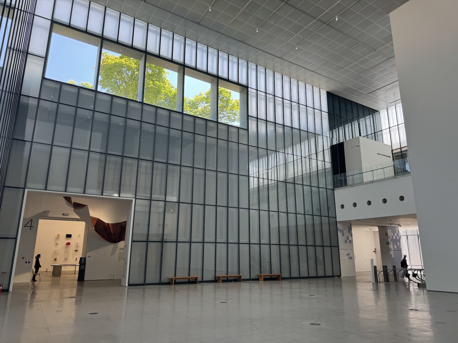 国立现代美术馆首尔馆内的Terrarosa咖啡——向美术馆庭院敞开的玻璃与钢结构