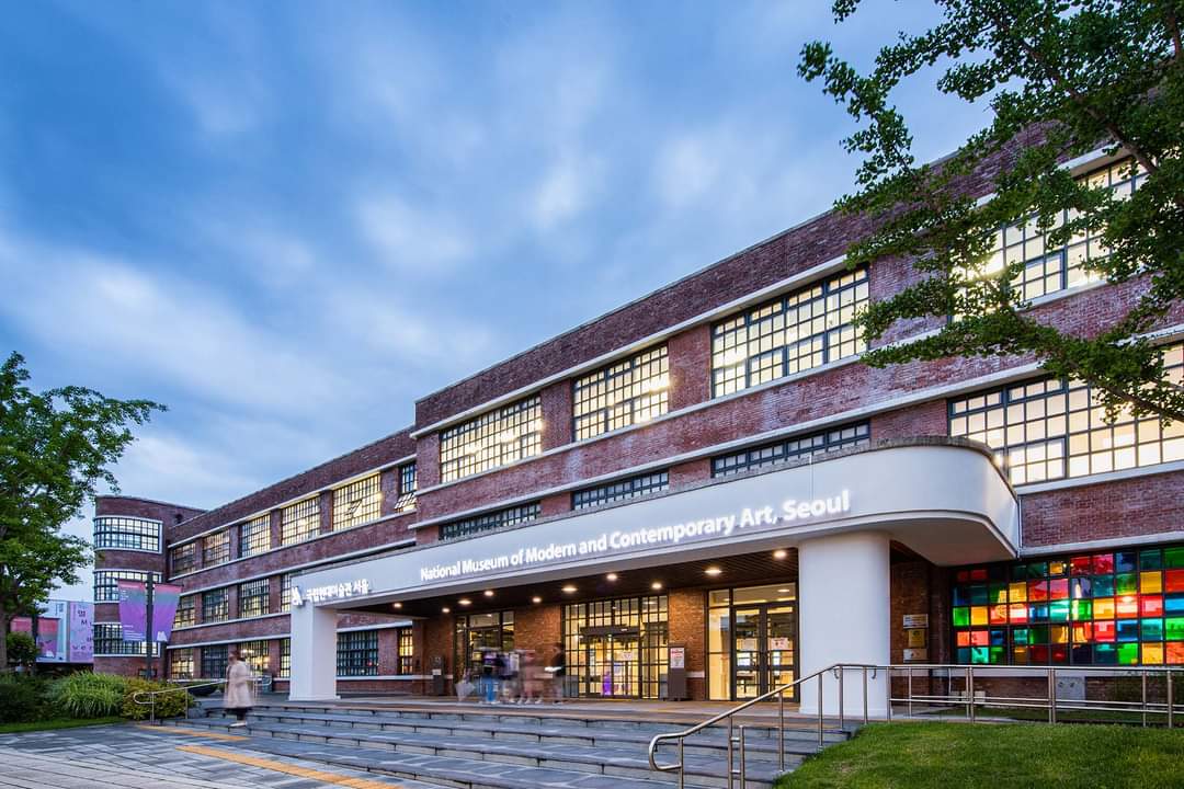 Terrarosa MMCA——可以看到美术馆庭院的玻璃墙内部