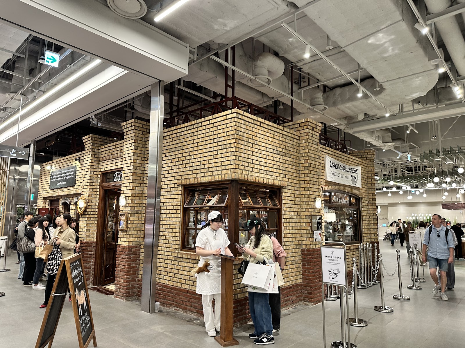 现代首尔——49米高"声音之森"中庭,生长着真实的树木