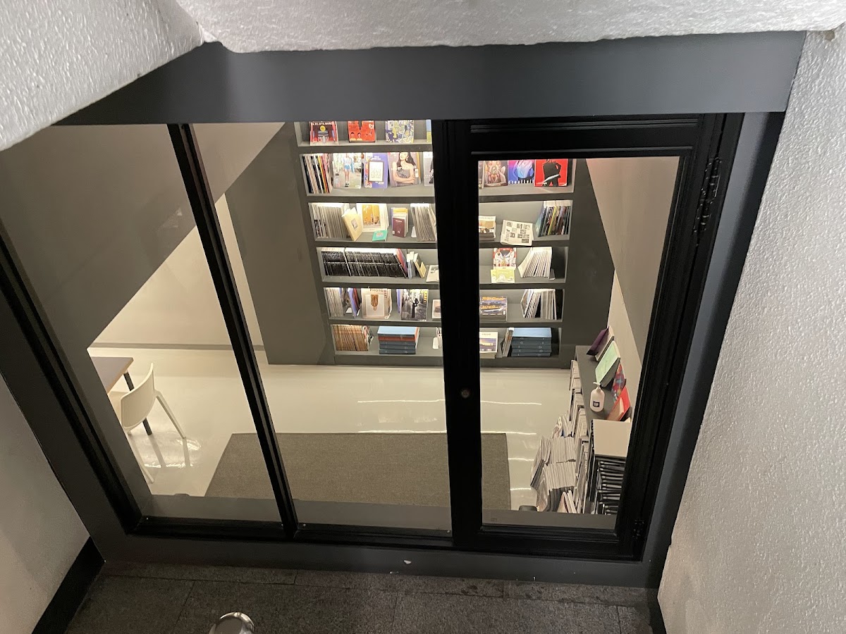 ザ・マガジン・クラブ — 厳選された国内外の出版物で埋め尽くされた地下空間