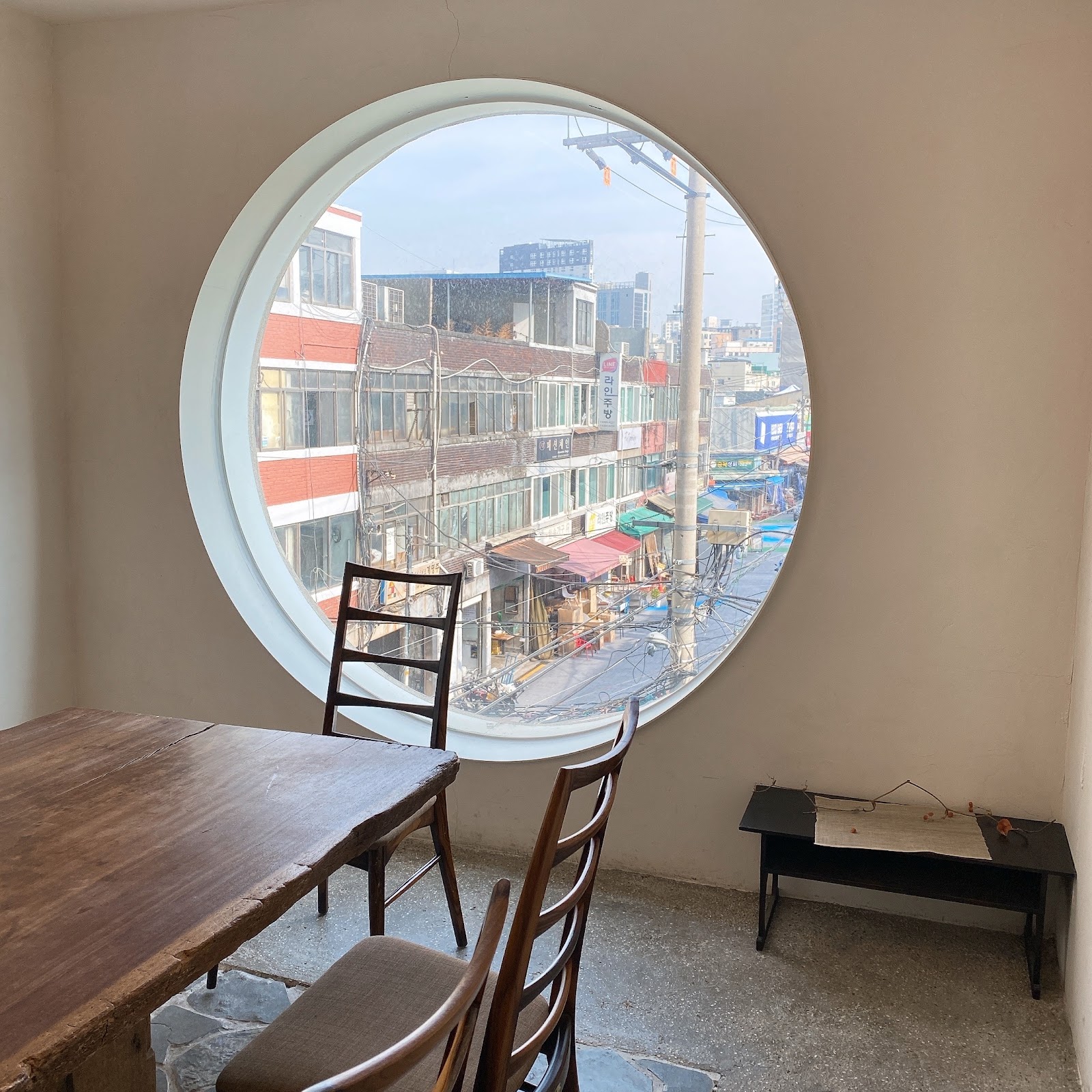 The Pter Coffeeのヴィンテージインテリア——朝鮮工芸品と現代カフェの融合