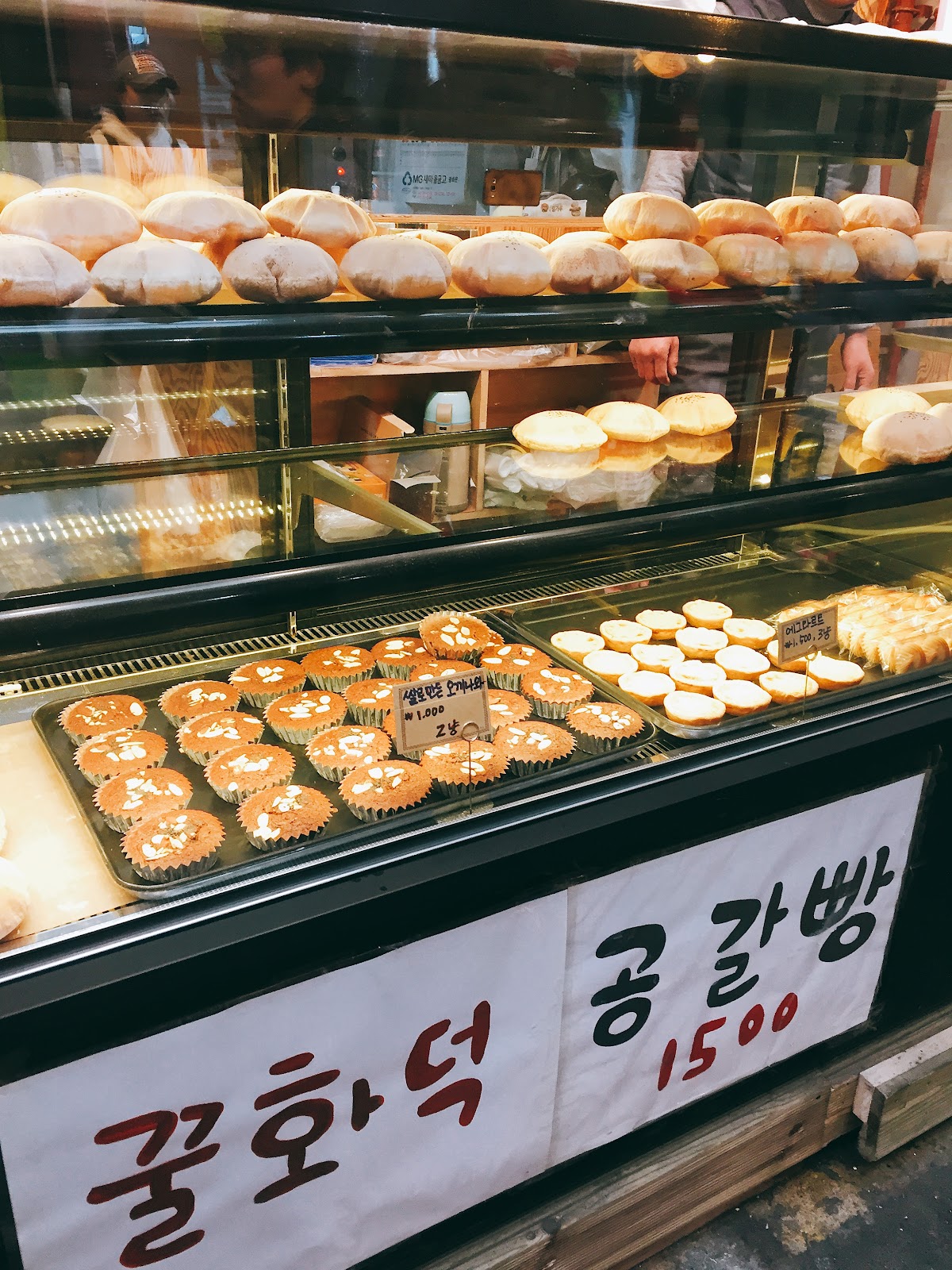 Honey hotteok and hollow bread (곡κ°λΉ΅) stall - freshly made traditional sweets